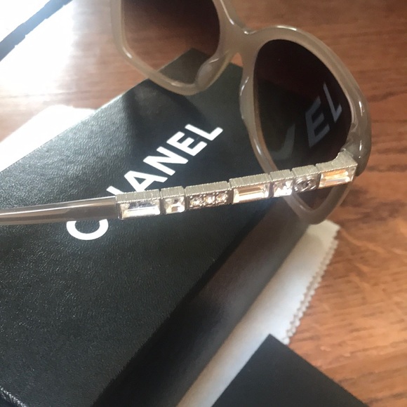 New in the Box Chanel Singlasses with Rhinestones - Picture 2 of 8